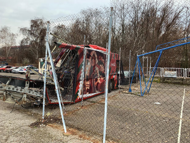 Аутобус смрти остављен поред школског дворишта